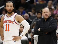 IM体育官网-尼克斯队在和小牛队的交战中顶住压力