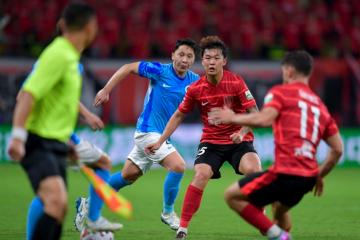 IM体育-足球联赛揭幕战即将打响，球迷翘首期待的简单介绍