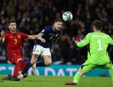 IM体育注册链接-包含欧洲足球赛场上演精彩战役，球员力求卓越表现的词条