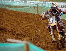 IM体育官网入口-沙特逆转希腊启示录，苏亚雷斯如何以非典型英雄姿态定义亚洲足球新可能