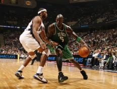 IM体育下载-紫金王朝的东方寒夜，北京队窒息防守压制湖人，克莱化身关键先生定乾坤