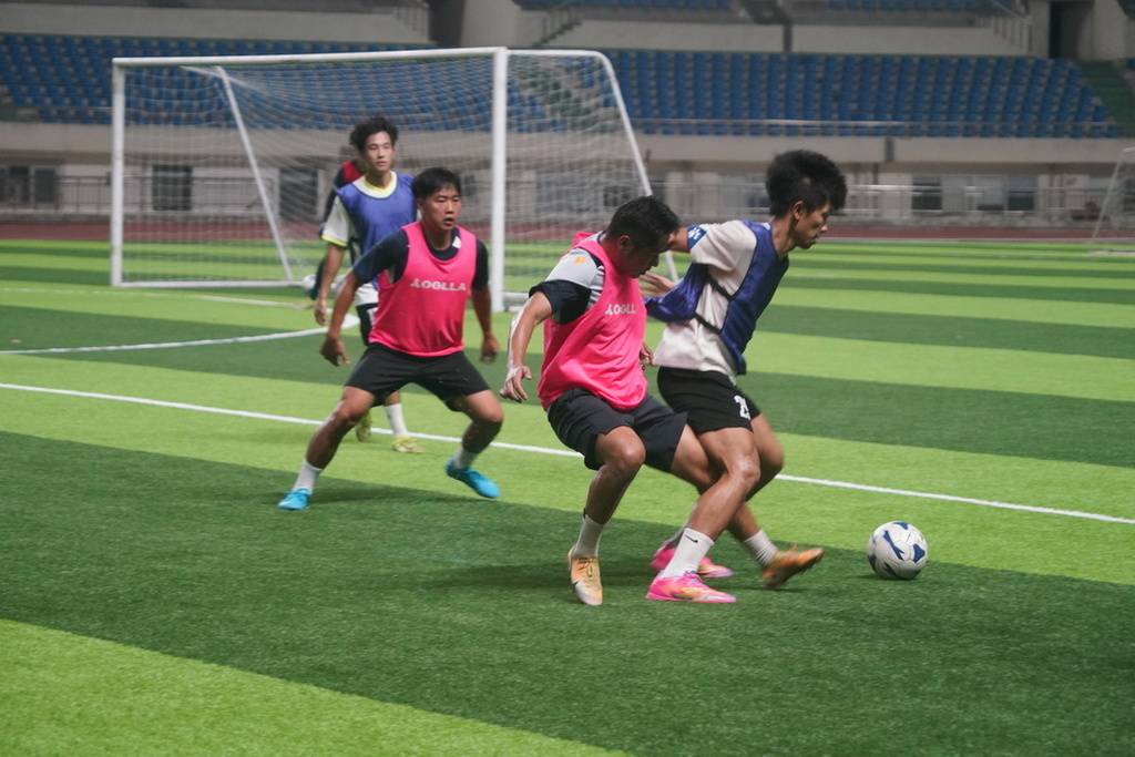 IM体育下载-足球赛事频繁举行，球员们全力以赴