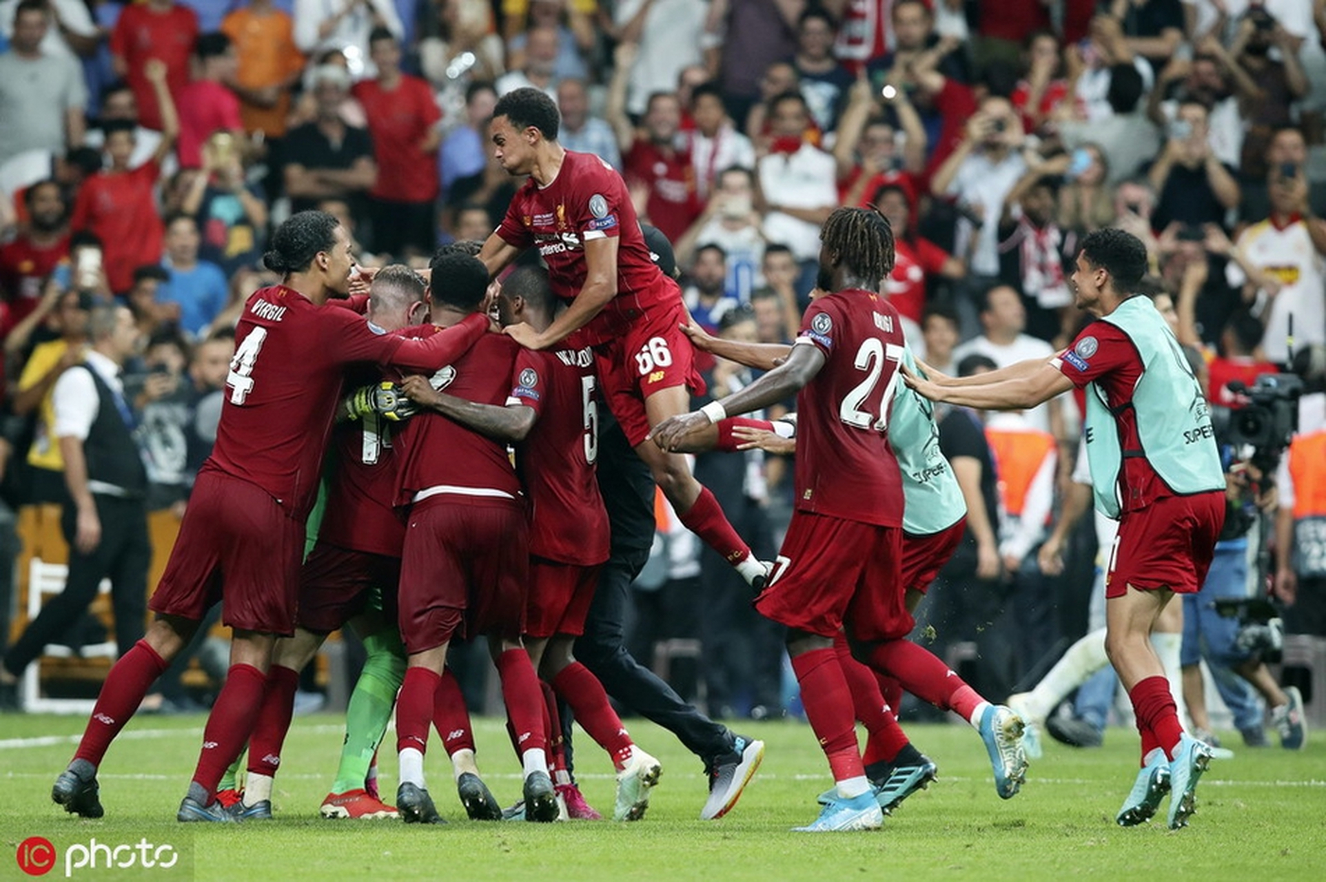 IM体育数据分析平台-包含意甲比赛场面激烈，球员拼尽全力争夺胜利的词条