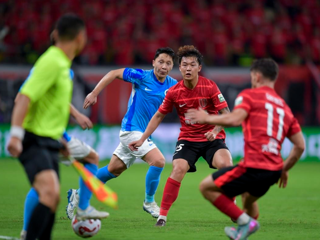 IM体育-足球联赛揭幕战即将打响，球迷翘首期待的简单介绍