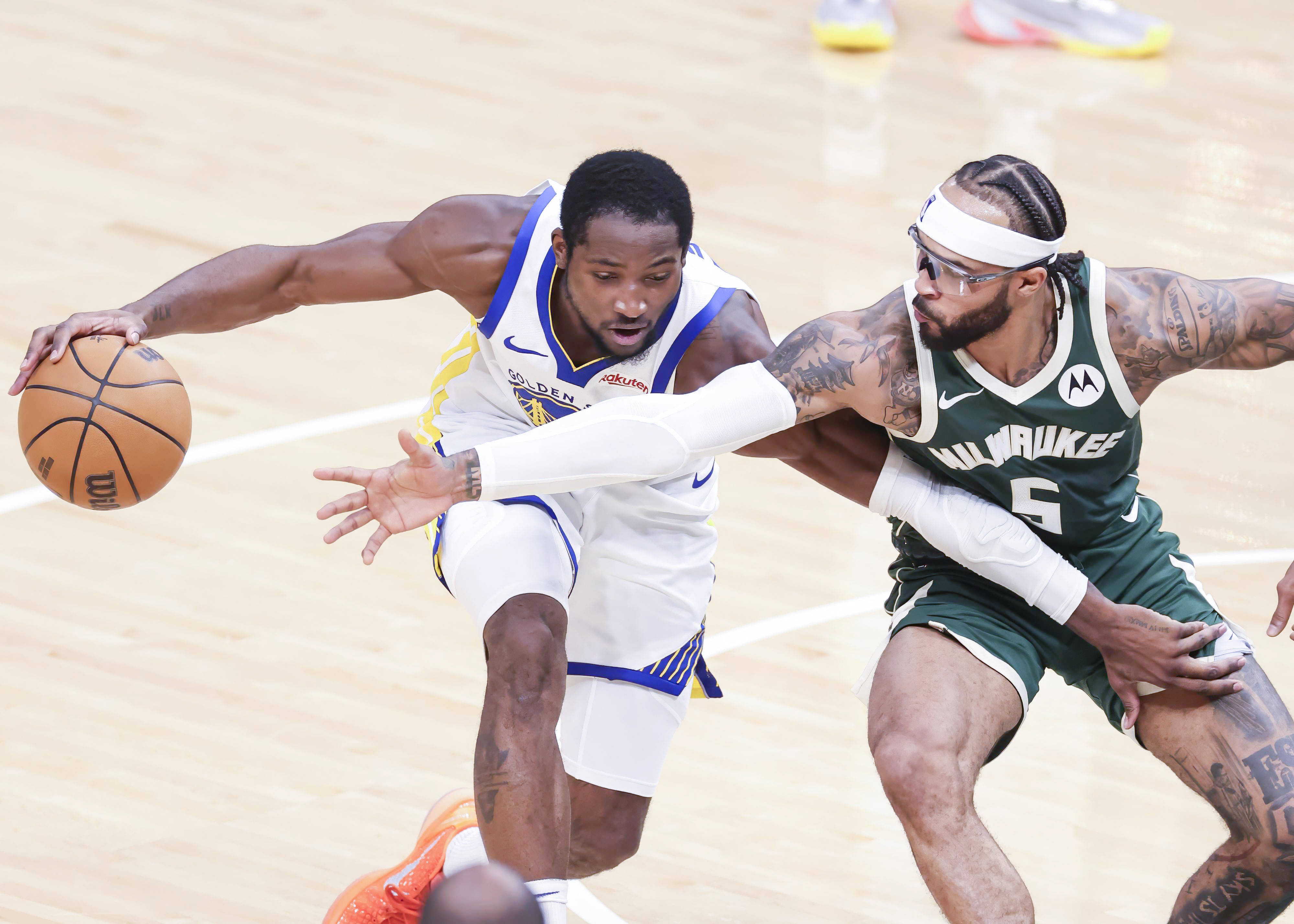 IM体育平台-勇士完胜雄鹿，库里高光表现