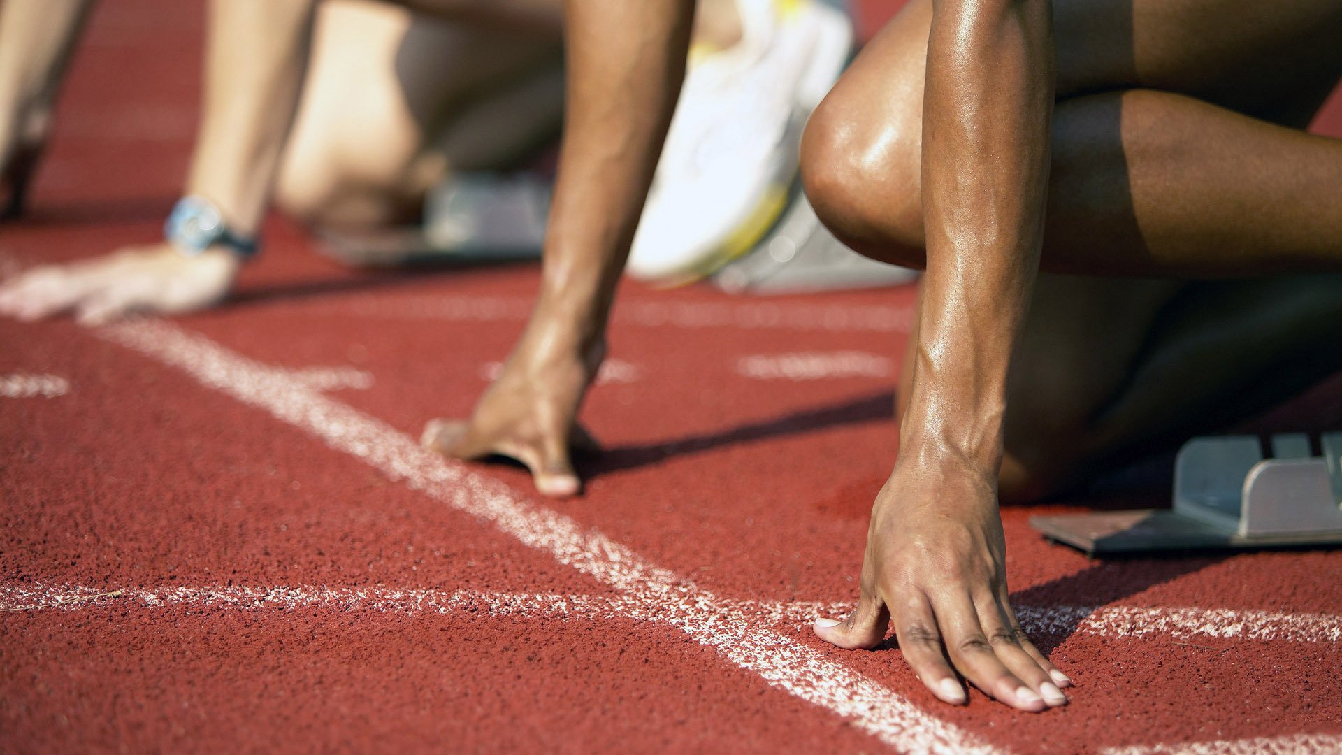 IM Sport-法拉利险胜威廉姆斯，塞恩斯状态火热，一场策略与意志的较量